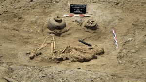 inmormantarea-in-varsta-de-3.800-de-ani-a-razboinicului-inalt-ingropat-cu-capul-de-lance-cu-4-puncte,-dezgropat-in-azerbaidjan