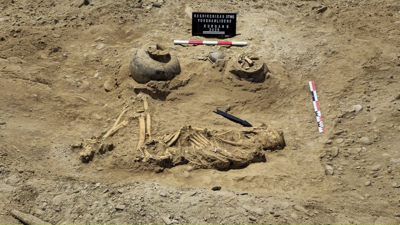 inmormantarea-in-varsta-de-3.800-de-ani-a-razboinicului-inalt-ingropat-cu-capul-de-lance-cu-4-puncte,-dezgropat-in-azerbaidjan