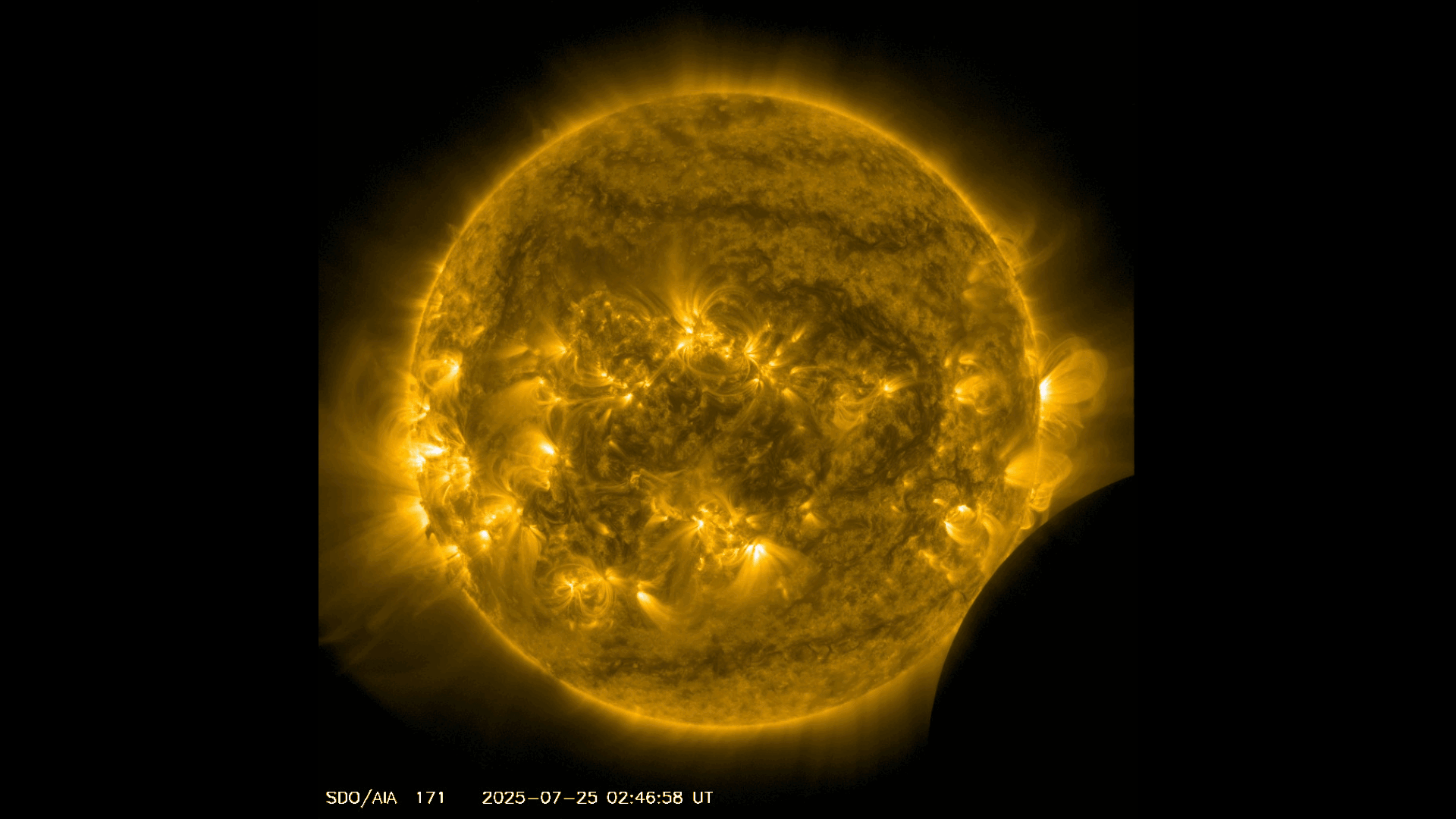 nava-spatiala-nasa-scoate-imagini-cu-tranzitul-lunar-si-eclipsa-pamantului-in-aceeasi-zi-–-vezi-fotografiile