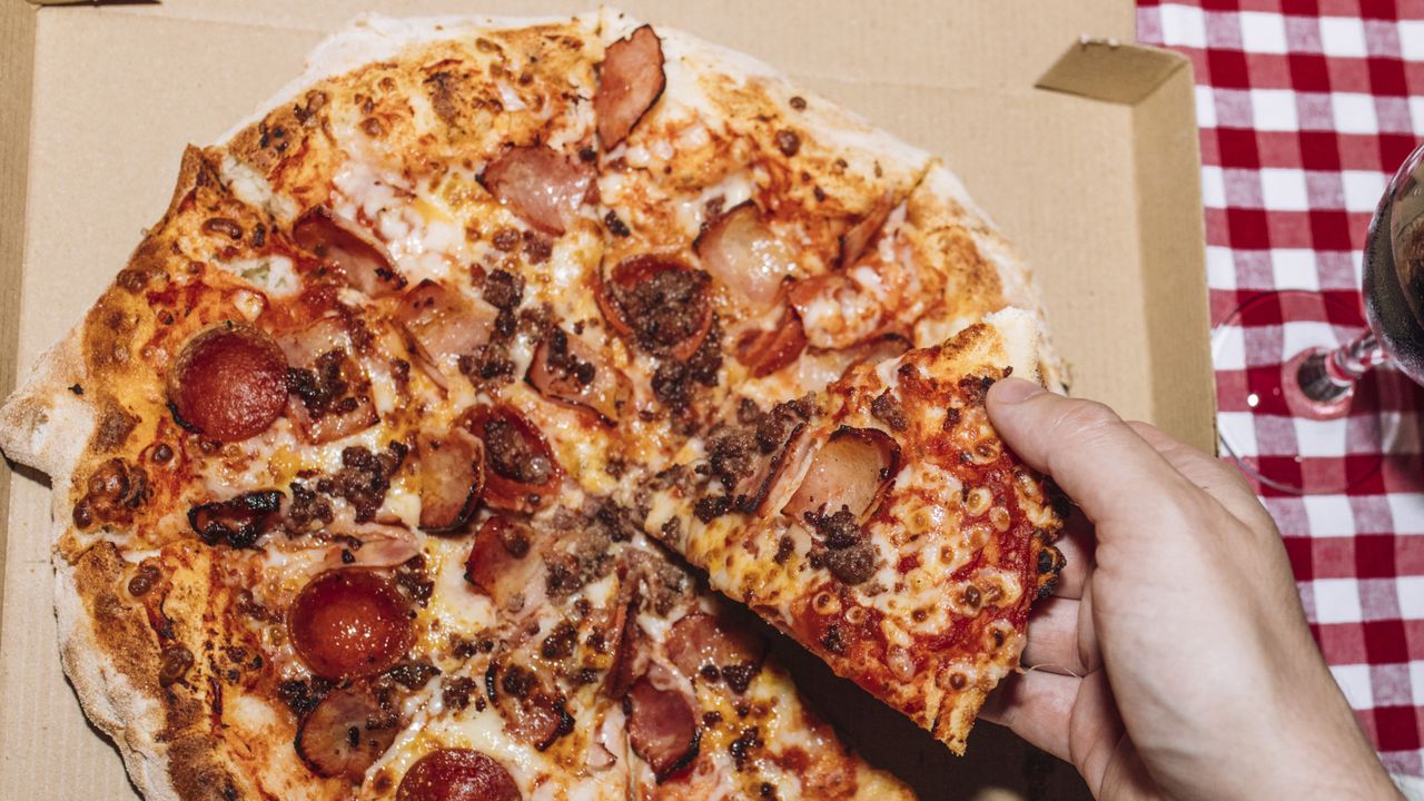 pizzeria-mishap-a-lasat-cel-putin-85-de-persoane-in-stare-de-ebrietate-cu-thc-dupa-uleiul-infuzat-folosit-pentru-aluat