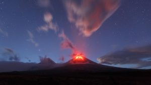 vulcanul-rus-explodeaza-in-eruptia-„puternica”,-probabil-intensificata-de-cutremur-de-8,8-de-magnitudine