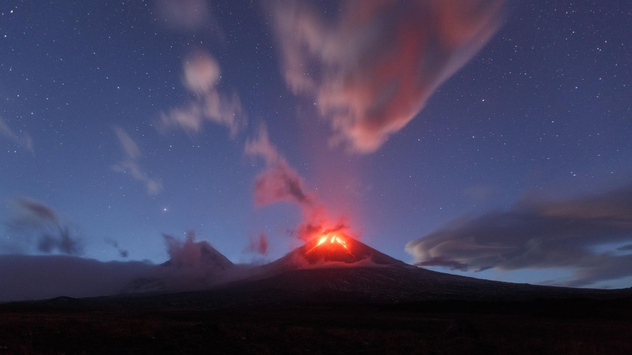 vulcanul-rus-explodeaza-in-eruptia-„puternica”,-probabil-intensificata-de-cutremur-de-8,8-de-magnitudine