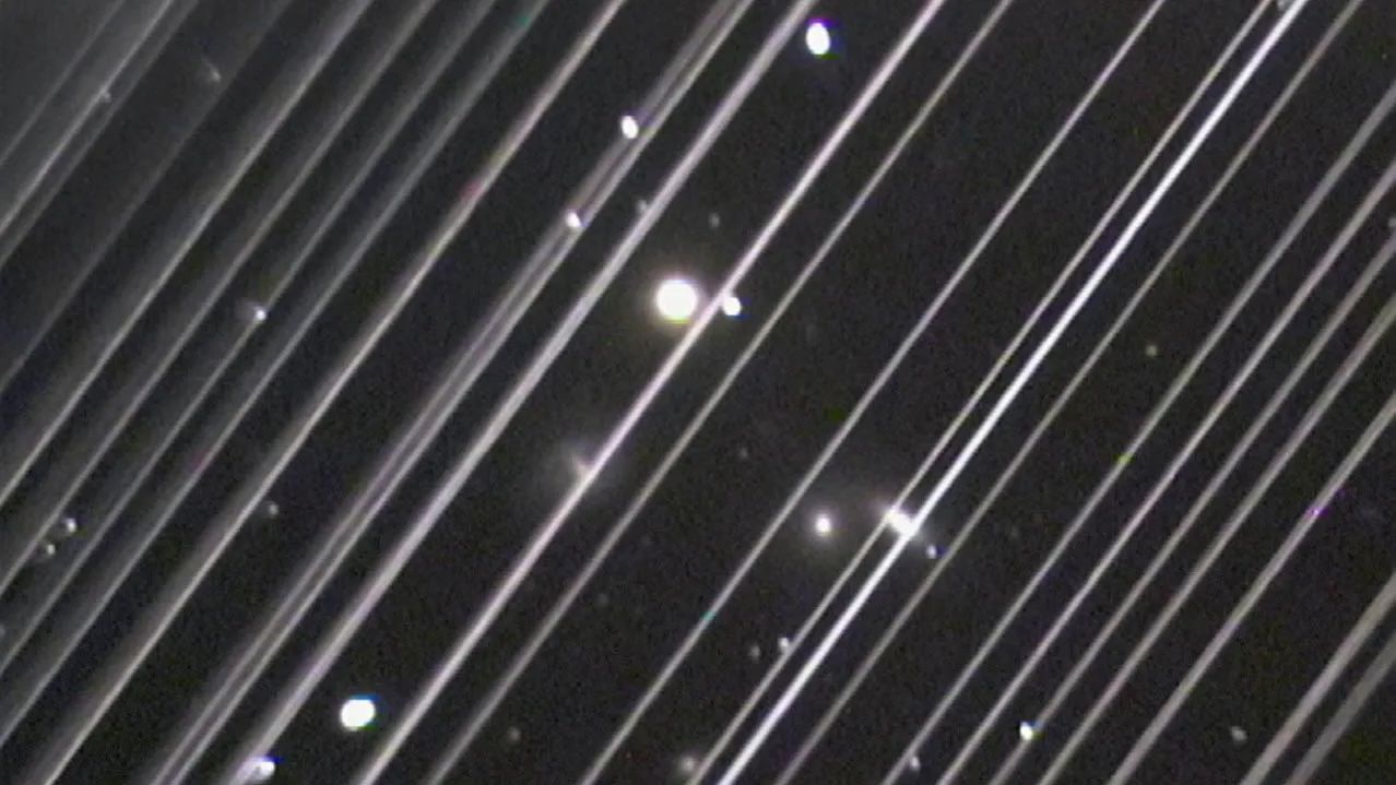 oamenii-de-stiinta-analizeaza-76-de-milioane-de-imagini-radio-telescop,-gasesc-interferente-prin-satelit-starlink-„in-cazul-in-care-nu-se-presupune-ca-nu-sunt-prezente-semnale”