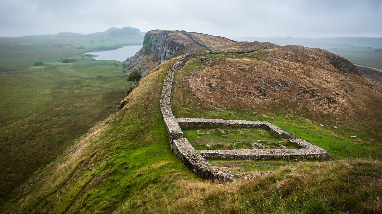 zidul-lui-hadrian:-zidul-roman-defensiv-care-a-protejat-frontiera-in-marea-britanie-timp-de-300-de-ani