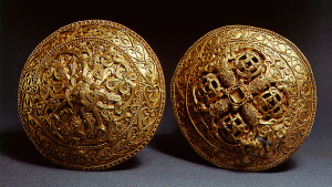 brosuri-hornelund:-ornamente-de-aur-din-age-viking-ingropate-in-mod-misterios-in-danemarca-acum-1.000-de-ani
