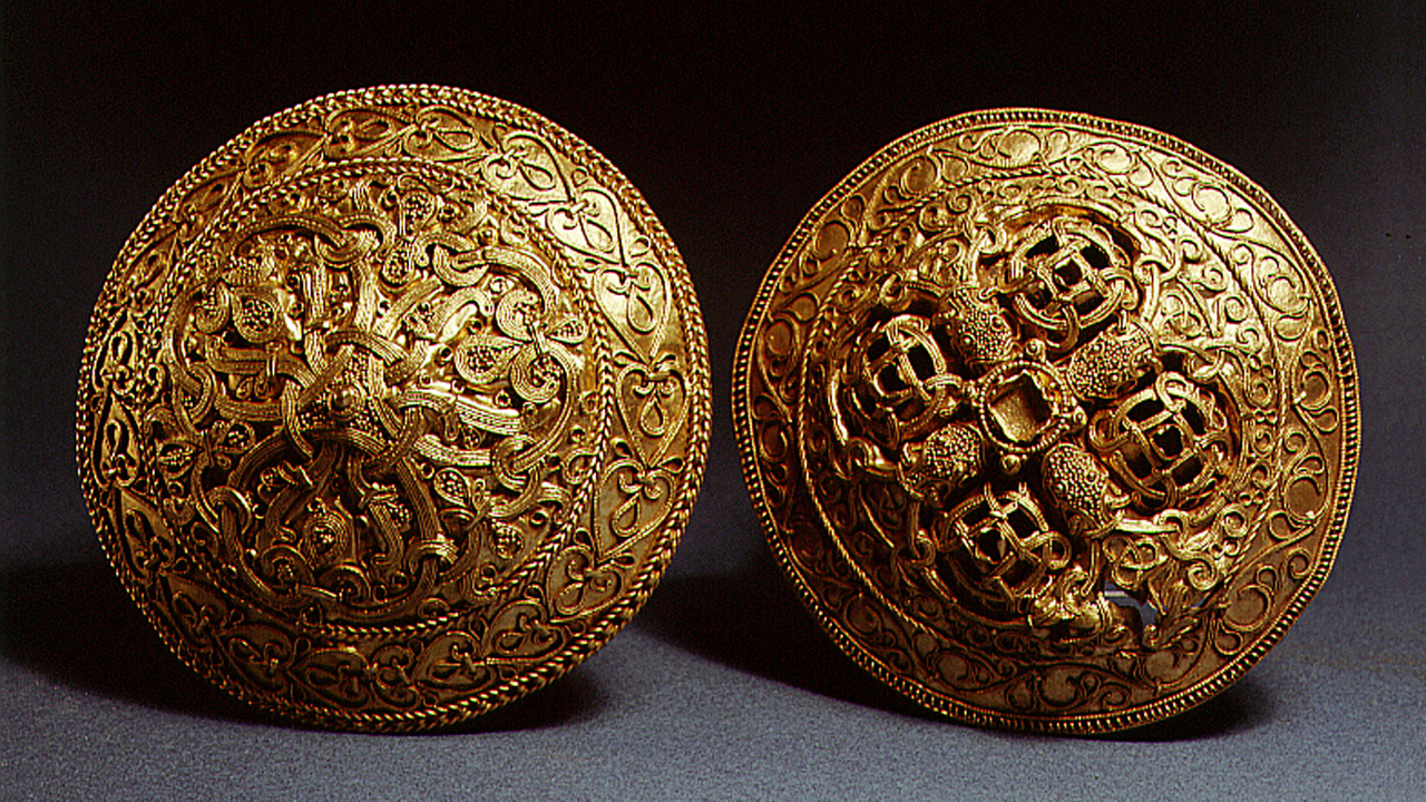 brosuri-hornelund:-ornamente-de-aur-din-age-viking-ingropate-in-mod-misterios-in-danemarca-acum-1.000-de-ani