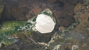 craterul-de-impact-plin-de-lac-in-africa-se-transforma-intr-o-„oglinda”-de-argint-uriasa-prin-fenomen-rar-pamantul-din-spatiu