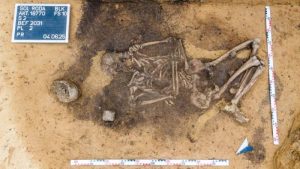 inmormantari-in-varsta-de-5.000-de-ani-in-germania-detin-3-femei-cu-purtatori-de-copii-cu-paturi