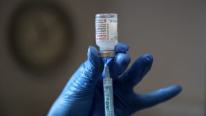 „aceste-decizii-au-fost-complet-imprudente”:-reducerile-de-finantare-la-vaccinurile-arnm-vor-face-america-mai-vulnerabila-la-pandemie