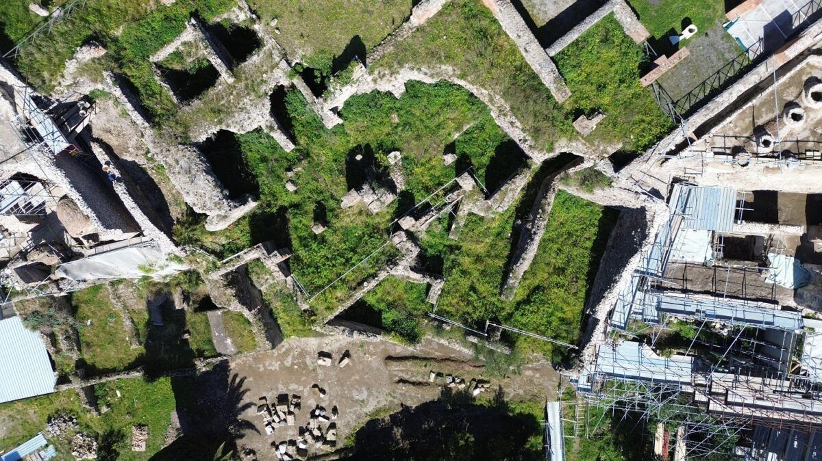 dupa-ce-muntele-vesuvius-a-izbucnit,-romanii-s-au-intors-la-pompei-si-au-ramas-400-de-ani-–-dar-probabil-a-fost-anarhie