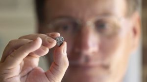 meteorita-care-s-a-prabusit-a-aterizat-prin-acoperisul-omului-din-georgia-este-cu-20-de-milioane-de-ani-mai-mare-decat-pamantul,-spun-oamenii-de-stiinta