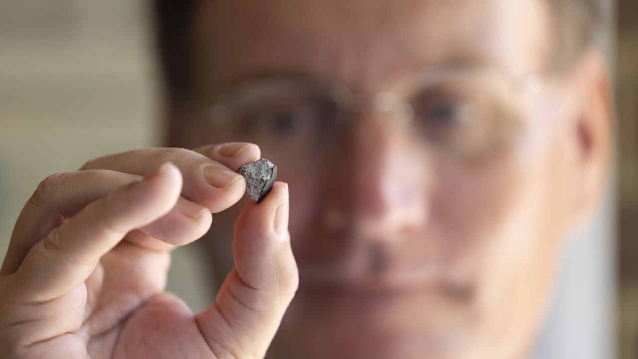 meteorita-care-s-a-prabusit-a-aterizat-prin-acoperisul-omului-din-georgia-este-cu-20-de-milioane-de-ani-mai-mare-decat-pamantul,-spun-oamenii-de-stiinta
