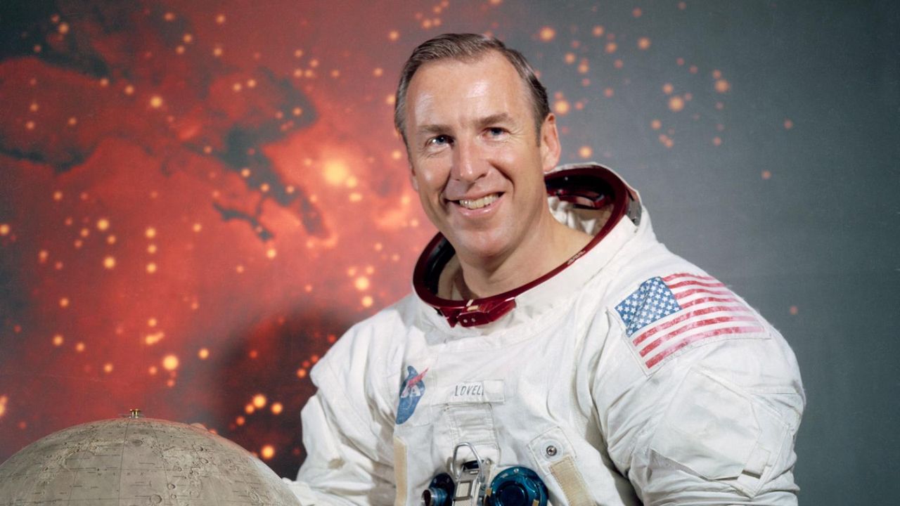 jim-lovell,-comandantul-misiunii-apollo-13-moon-a-nasa,-moare-la-97