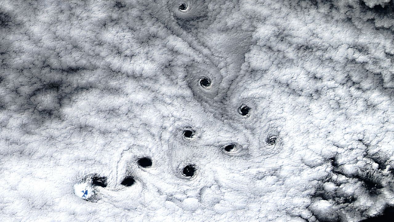 10-bizarre-„durnile”-bizarre-apar-in-cerul-peste-insula-nelocuita-langa-antarctica-–-pamantul-din-spatiu