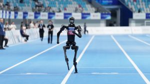 robotii-curg-penibil,-se-lupta-si-se-plimba-in-primele-jocuri-robot-umanoide-din-china-din-china