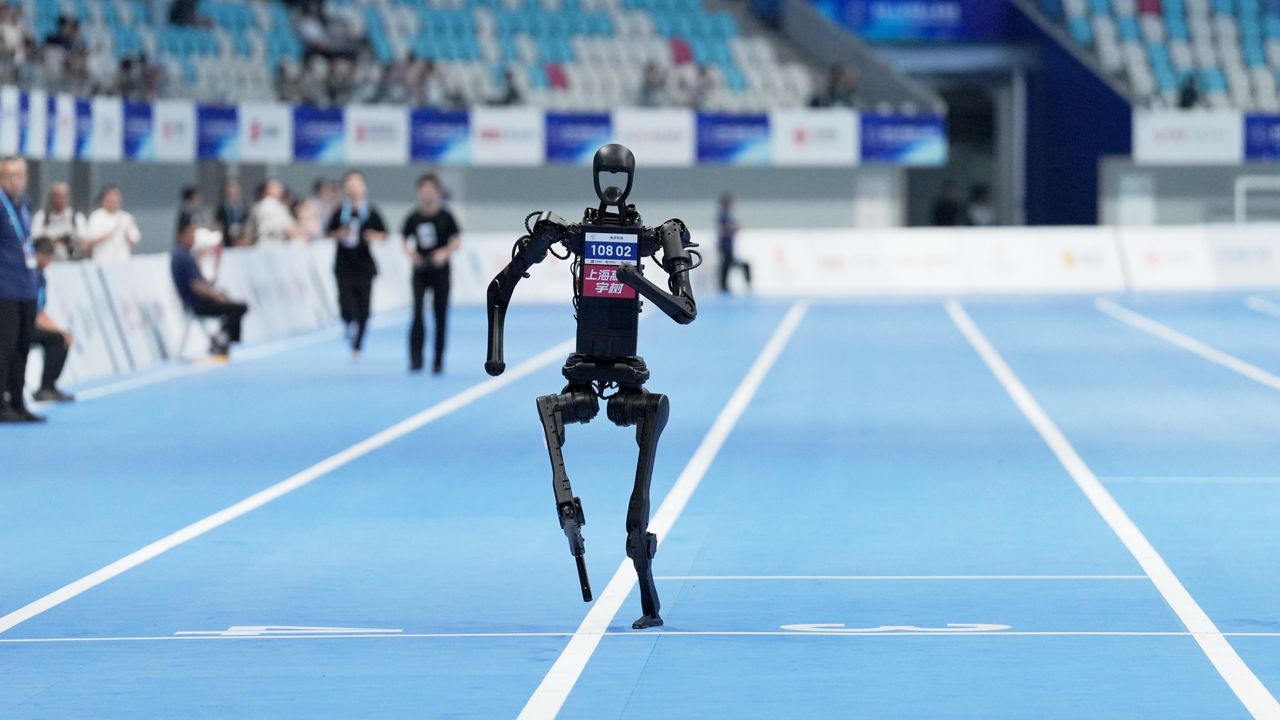 robotii-curg-penibil,-se-lupta-si-se-plimba-in-primele-jocuri-robot-umanoide-din-china-din-china