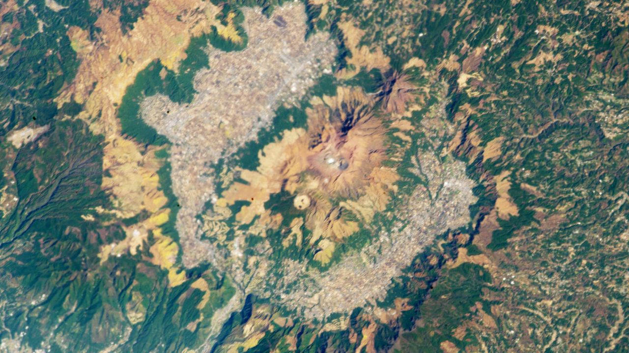 caldera-„iadul”-supervolcanic-din-japonia-gazduieste-17-vulcani-diferiti-–-pamantul-din-spatiu