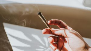 cannabisul-poate-creste-riscul-de-cancer?