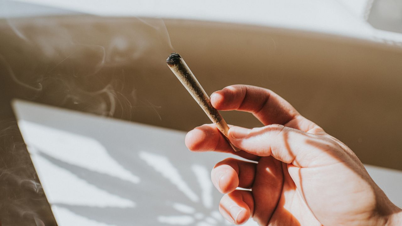cannabisul-poate-creste-riscul-de-cancer?