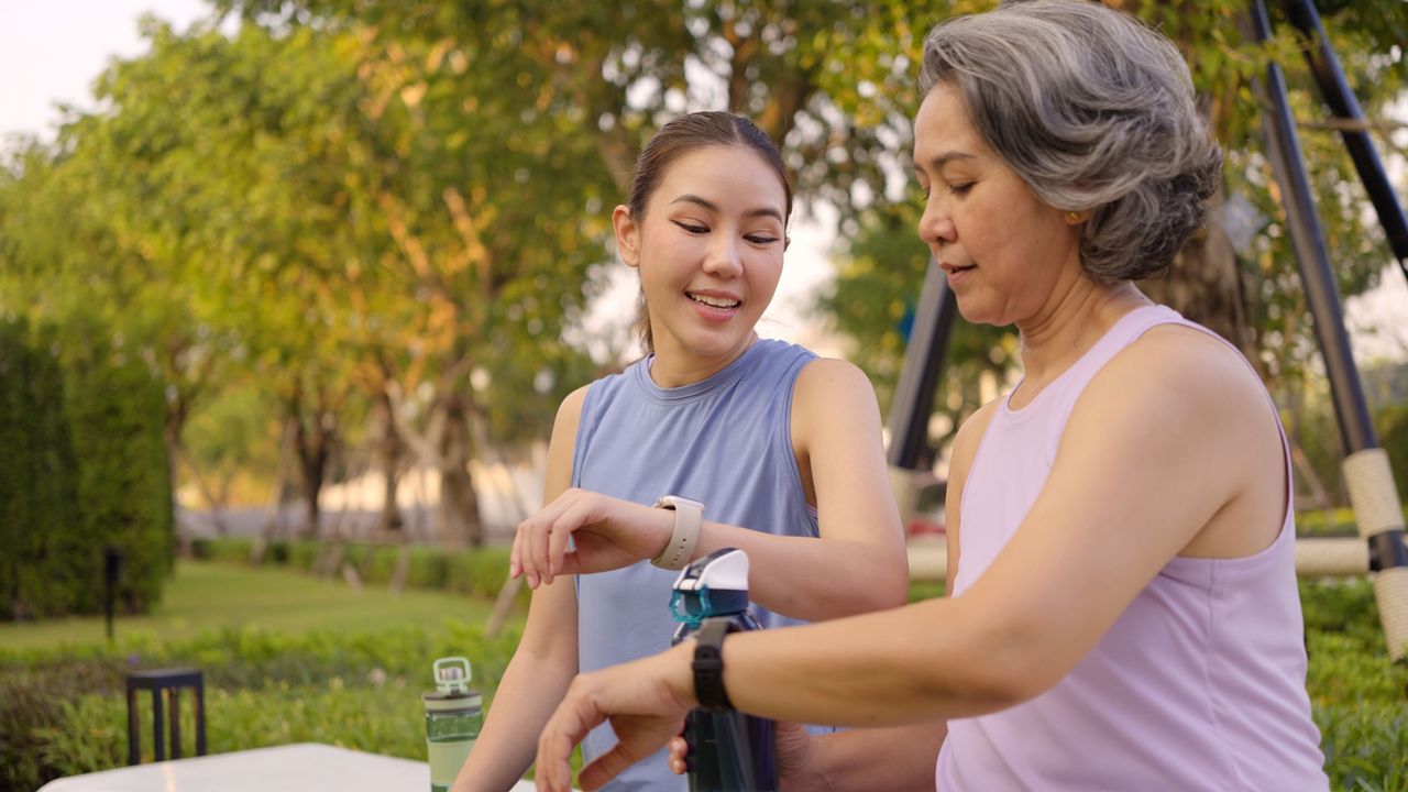 cei-mai-buni-trackers-de-fitness-pentru-incepatori-2025-–-de-la-apple-watch-la-garmin-forerunner-165