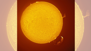fotografia-care-arunca-maxilarul-surprinde-tornada-solara-si-o-eruptie-gigantica-plasmatica-care-se-rai-la-soare-in-acelasi-timp