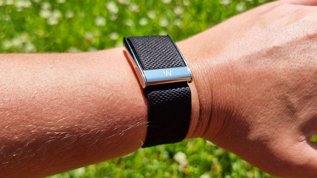 whoop-mg-review-–-un-tracker-de-fitness-fara-ecran-pentru-geek-uri-de-performanta