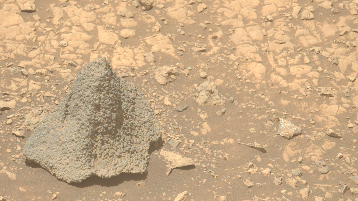 perseverenta-nasa-rover-spioneaza-misteriosul-„casca”-pe-marte
