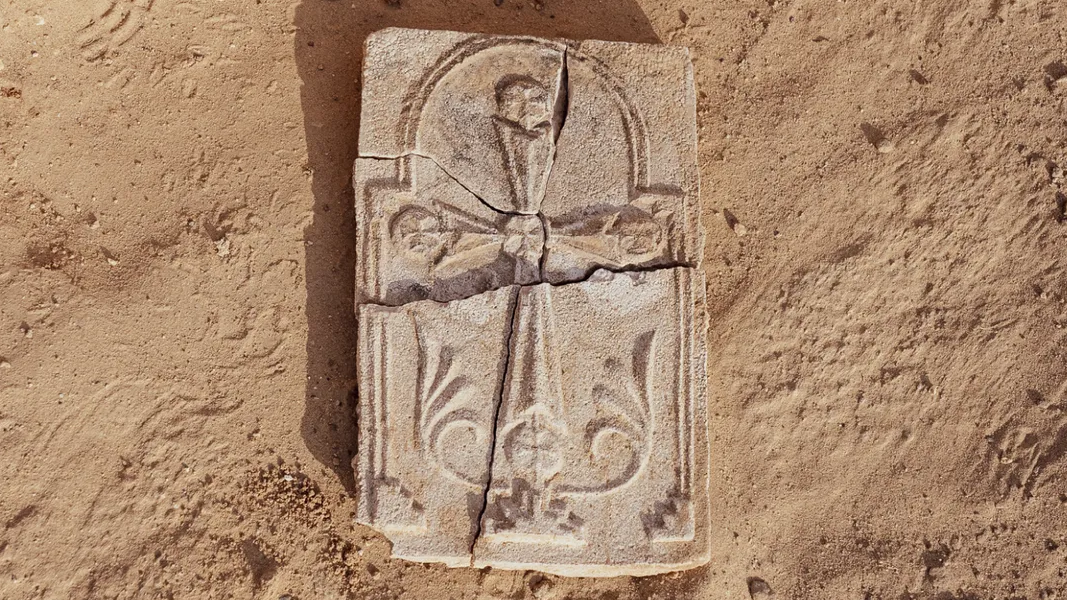 „nu-am-avut-niciodata-dovada-concreta”:-arheologii-descopera-crucea-crestina-in-abu-dhabi,-dovedind-ca-site-ul-vechi-de-1.400-de-ani-era-o-manastire