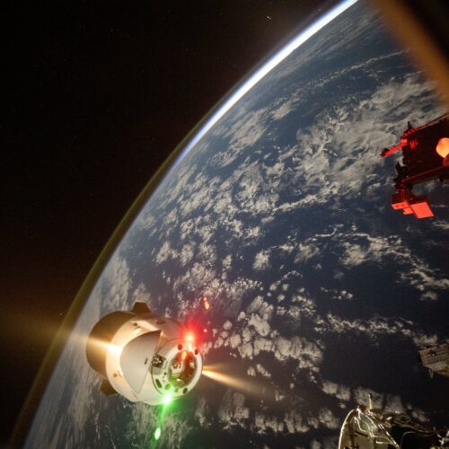 cea-mai-recenta-misiune-dragon-a-spacex-va-respira-mai-mult-foc-la-statia-spatiala