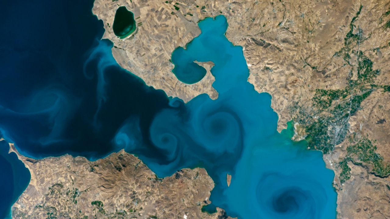 plumele-laptoase-rare-picteaza-vartejuri-uimitoare-in-cel-mai-mare-„lacul-de-soda”-din-lume-–-pamantul-din-spatiu