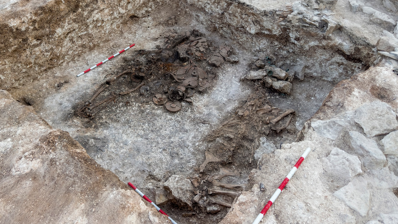 schelet-of-warrior,-in-varsta-de-2.100-de-ani,-poreclit-„lord-of-sakar”,-ingropat-intr-o-uimitoare-coroana-de-aur,-dezgropata-in-bulgaria