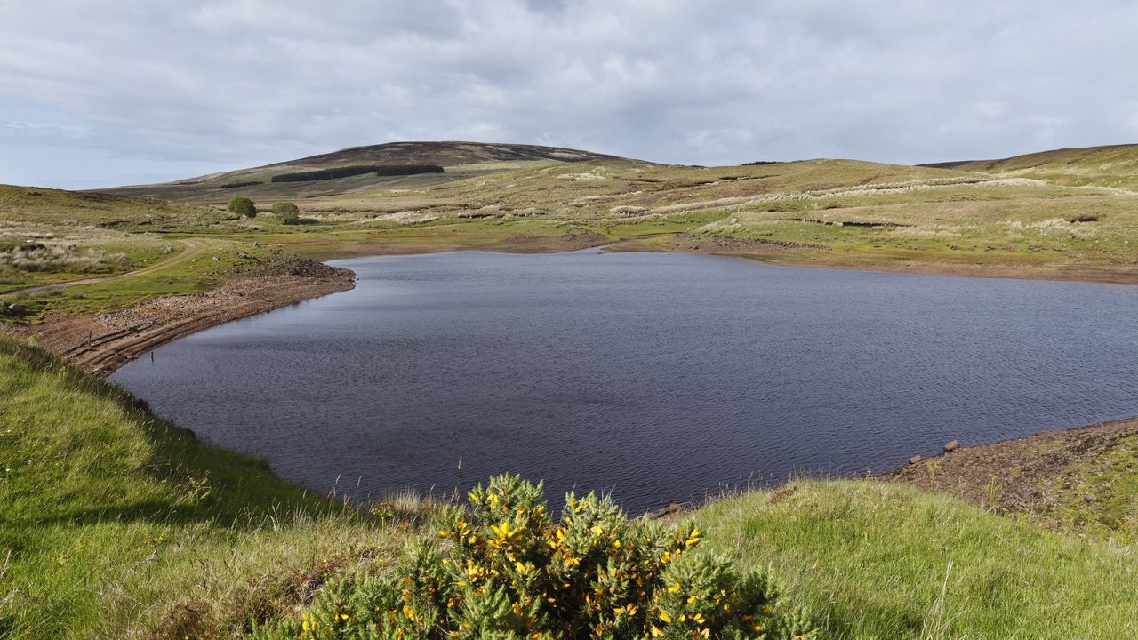 loughareema:-„lacul-disparut”-din-irlanda-de-nord-care-se-scurge-si-se-reumple-in-cateva-ore-in-cateva-ore