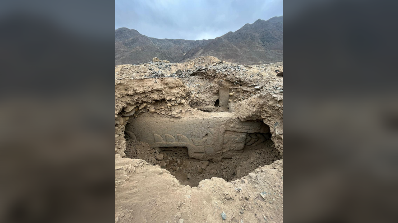 „o-descoperire-cu-adevarat-fara-precedent”:-mural-multicolorat-de-3.000-de-ani-cu-peste,-stele-si-zei-descoperiti-in-peru