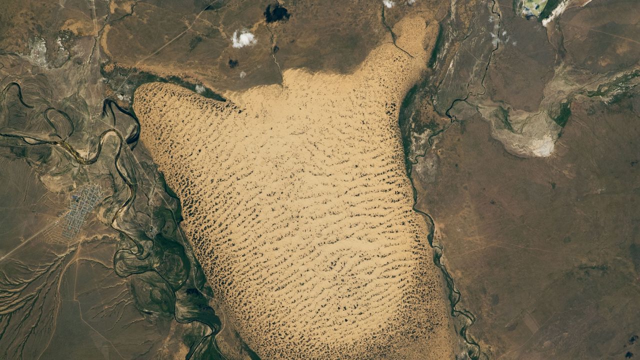 giant-sandy-„slug”-se-taraie-prin-spatii-inundate-in-kazahstan,-dar-in-curand-ar-putea-fi-inghetat-pe-loc-–-pamantul-din-spatiu