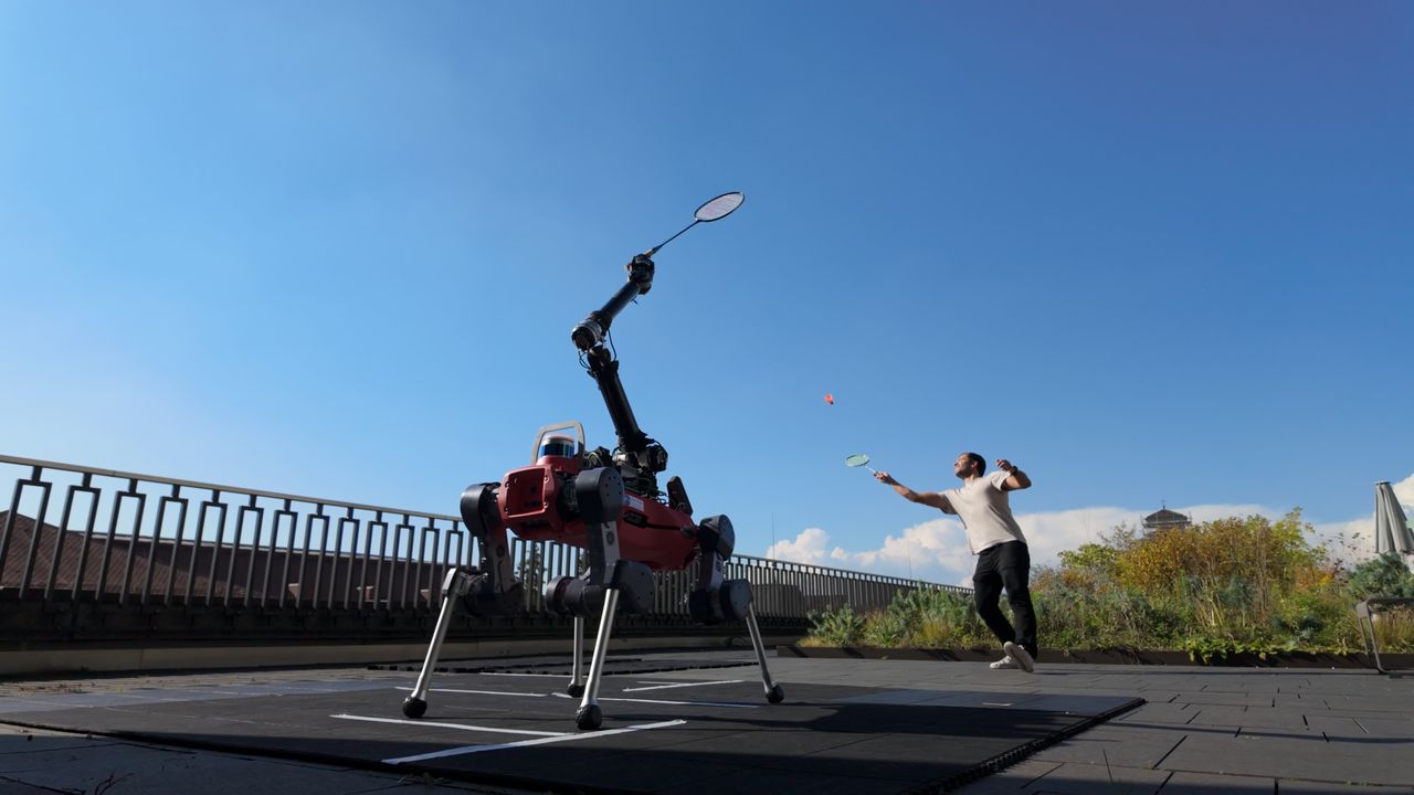 oamenii-de-stiinta-au-invatat-un-„caine-robot”-alimentat-cu-ai-cum-sa-joace-badminton-impotriva-oamenilor-si-este-de-fapt-foarte-bun