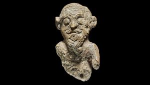 piesa-de-joc-„rege”-in-varsta-de-1.000-de-ani,-cu-o-coafura-distinctiva,-este-„la-fel-de-aproape-ca-vom-ajunge-vreodata-la-un-portret-al-unui-viking”
