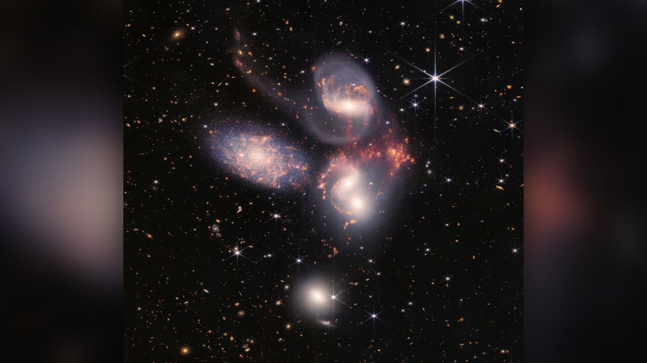 telescopul-james-webb-descopera-un-accident-de-5-galaxy-„exceptional-de-rara”-in-universul-early