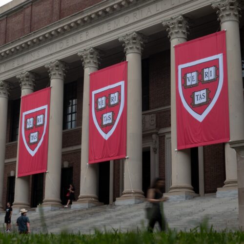 harvard-il-bate-pe-trump-in-timp-ce-judecatorul-ne-a-ordonat-sa-restauram-2,6-miliarde-de-dolari-in-finantare