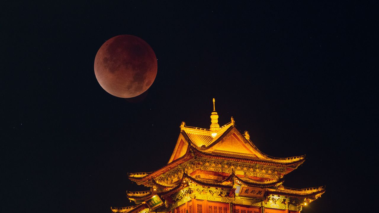 galeria-„blood-moon”:-imagini-uimitoare-de-la-eclipsa-lunara-totala-de-aseara