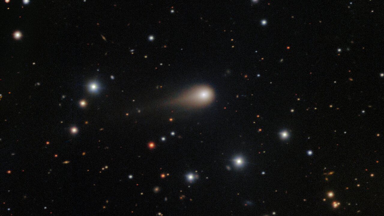 fotografii-noi-ale-interstellar-comet-3i/atlas-isi-dezvaluie-coada-in-fata-ochilor-nostri