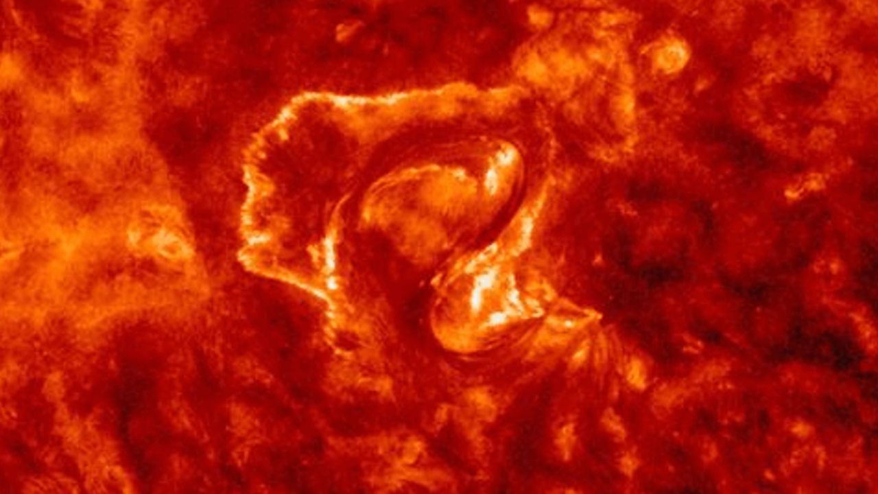 scrisoarea-gigantica-„scrisa-pe-soare-chiar-inainte-ca-o„-eruptie-intunecata-”sa-arunce-o-umbra-inflacarata-pe-pamant