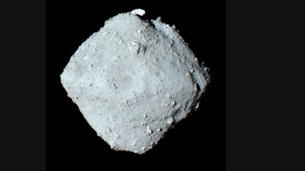 „o-surpriza-autentica”:-asteroid-aproape-de-pamant-ryugu-a-avut-odata-„apa-curgatoare”-care-i-a-transformat-interiorul