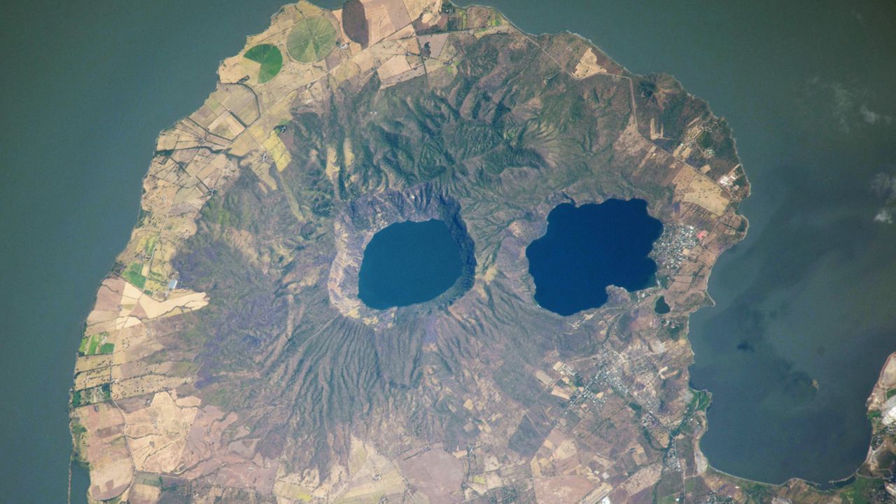 „ochii-googly”-vulcanici-se-uita-in-spatiu-din-peninsula-asemanatoare-craniului-pamantul-din-spatiu